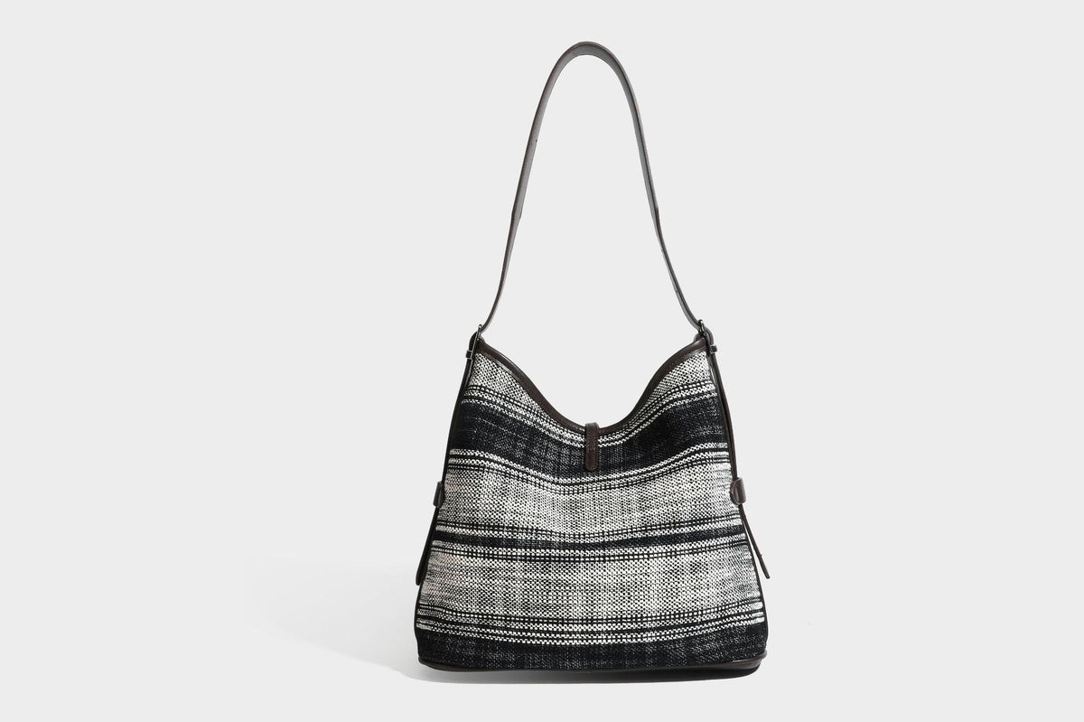 Schwarz-weiß karierte Hobo-Schultertasche aus gewebtem Material mit dunkelbrauner Einfassung in Lederoptik, Kordelzugverschluss und langem, verstellbarem