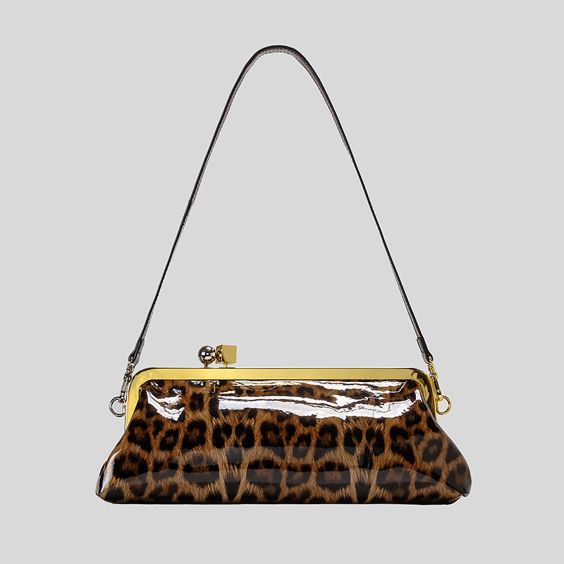 Strukturierte Clutch mit Kiss-Lock-Rahmenverschluss aus dunkelbrauner, krokodil-geprägter Lederoptik mit goldfarbenen Details und schmalem