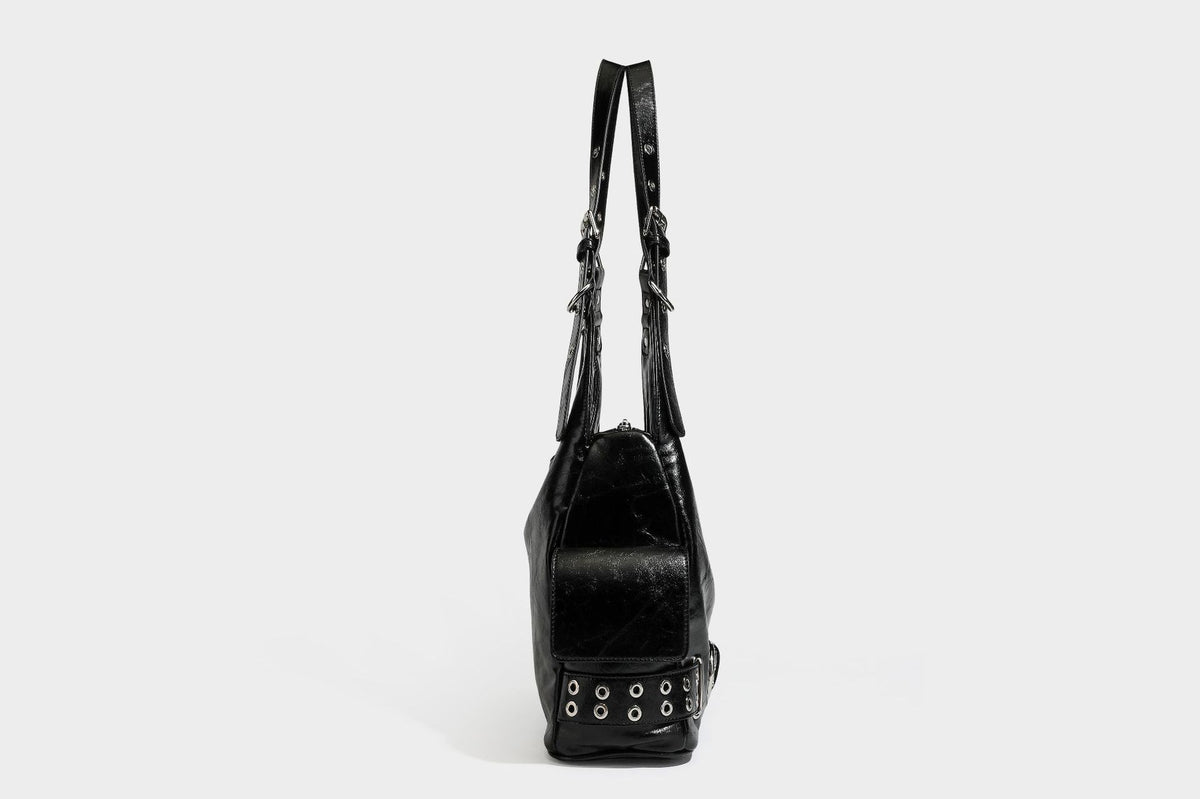 Große glänzende schwarze Hobo-Schultertasche mit silberfarbenem Ösen-Gürtelboden, Schnallenbeschlägen, vorderer Reißverschlusstasche und zwei …; Detailansicht