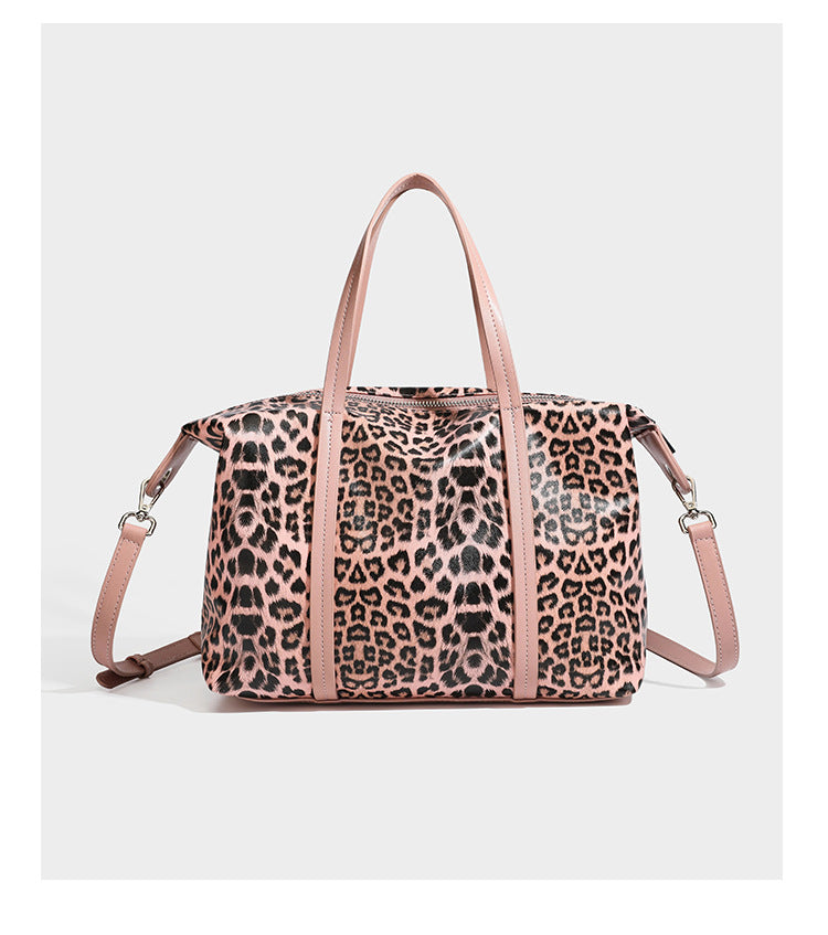 Tote-Bag in glänzender Lederoptik mit Leopardenmuster, schwarzen Besätzen, Reißverschluss oben und zwei Schultergriffen, Detailansicht 21