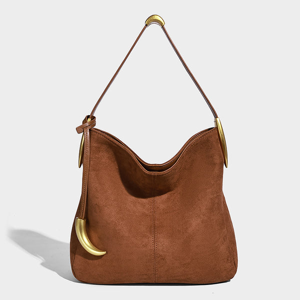 Weich fallende Hobo-Schultertasche in brauner matter Veloursleder-Optik mit goldfarbenen Halbmond-Beschlägen und schmalem Schulterriemen, Detailansicht