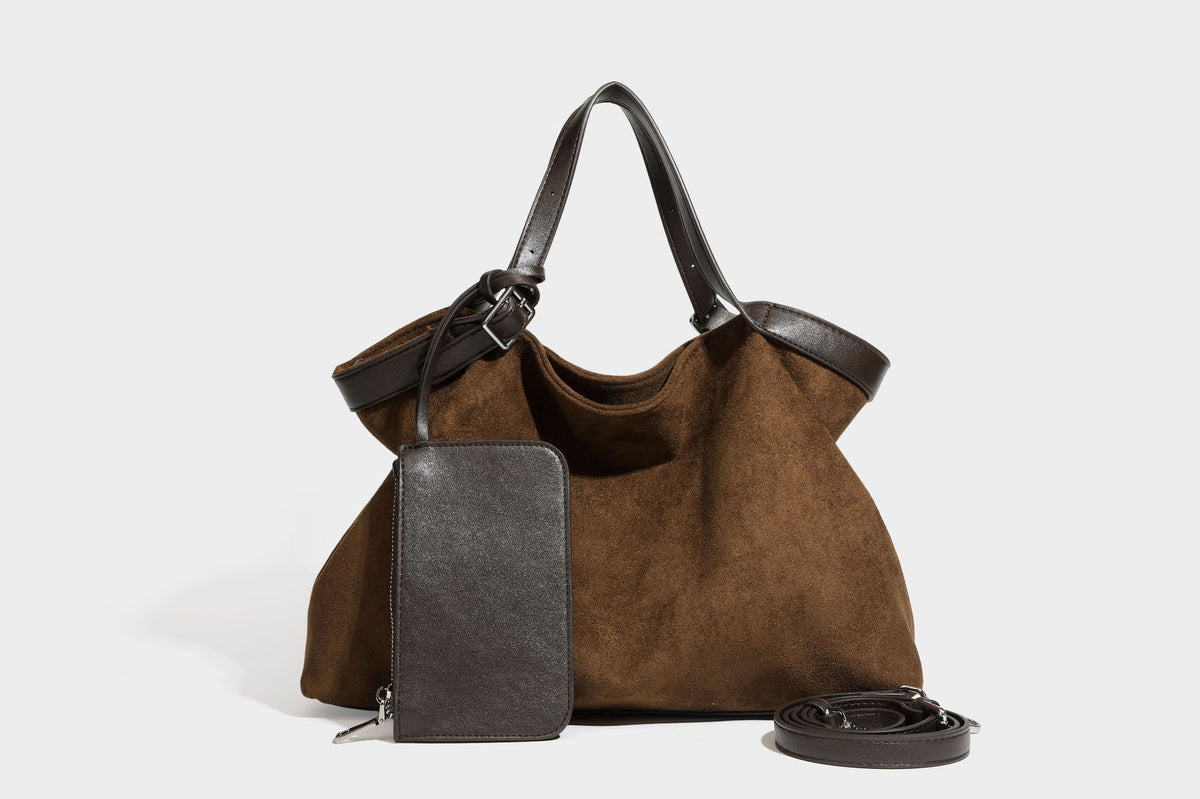 Große, weich fallende Tote aus Wildlederoptik in warmem Braun mit dunklen glatten Besätzen, zwei Tragegriffen, abnehmbarem Reißverschluss-Etui und, Detail