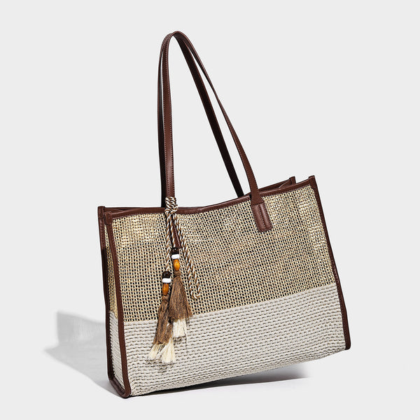Große Shopper-Tasche aus offen geflochtenem Stroh in Beige und Creme mit dunkelbraunem Besatz in Lederoptik, langen Schulterriemen und einem Perlen