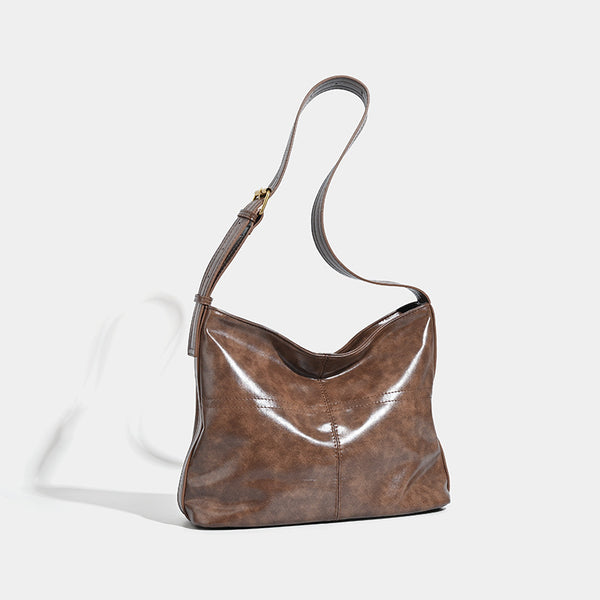 Lässig fallende Schulter-Tote-Bag in glänzender, Used-Lederoptik mit Reißverschluss oben und verstellbarem Riemen, Detailansicht 3