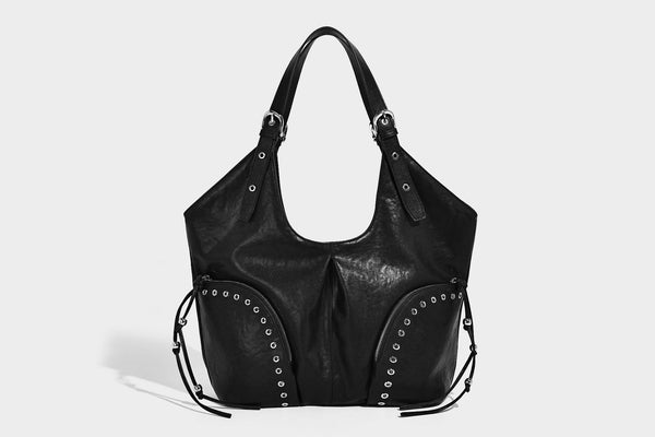 Große, weich fallende Hobo-Schultertasche in Lederoptik mit silberfarbenen Nieten, mit Ösen verzierten Reißverschlussfächern auf der Vorderseite und verstellbaren Doppel