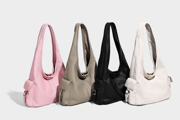 Große, lässig drapierte Hobo-Schultertasche in genarbter Lederoptik mit langem Schulterriemen und seitlicher Klappentasche mit Beschlägen, Detailansicht