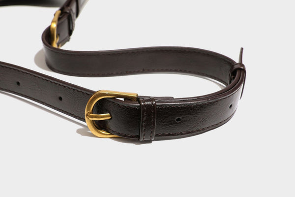 Dunkelbraune, weich fallende Hobo-Schultertasche mit strukturierter Oberfläche in Velourslederoptik, glatten Besätzen in Lederoptik und Details in Antikgoldoptik