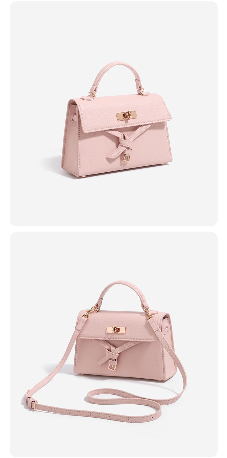 Strukturierte Mini-Henkeltasche mit genarbter matter Oberfläche, goldfarbenem Drehverschluss, Schleifendetail am Riemen und kurzem Tragegriff