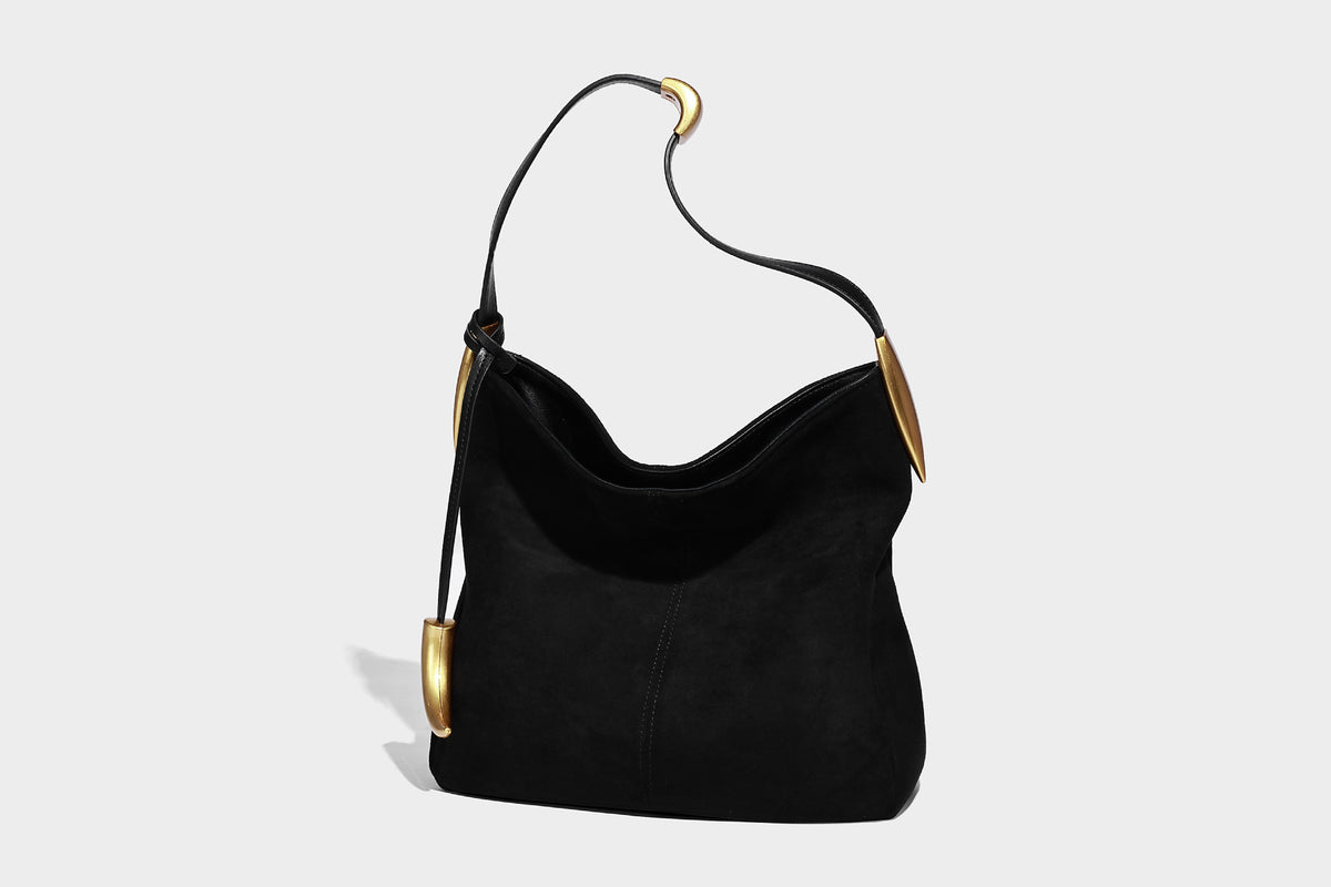 Beige-braune Hobo-Schultertasche mit lässiger Silhouette, matter Veloursleder-Optik, goldfarbenen halbmondförmigen Beschlägen und schmalem Schulterriemen, Detailaufnahme