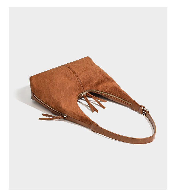 Lässig fallende Hobo-Schultertasche mit strukturierter Wildlederoptik, Reißverschluss oben, Quasten-Zippern und goldfarbenem, verstellbarem