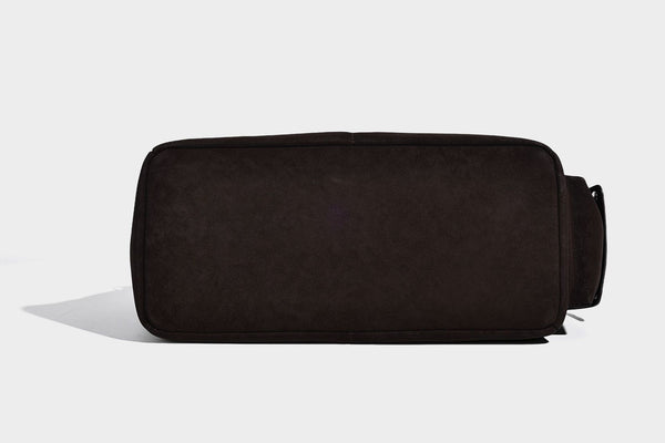 Lässige Hobo-Schultertasche in dunkelbrauner, matter Wildlederoptik mit silberfarbenem, nietenbesetztem Riemen und seitlichem Kordelzug