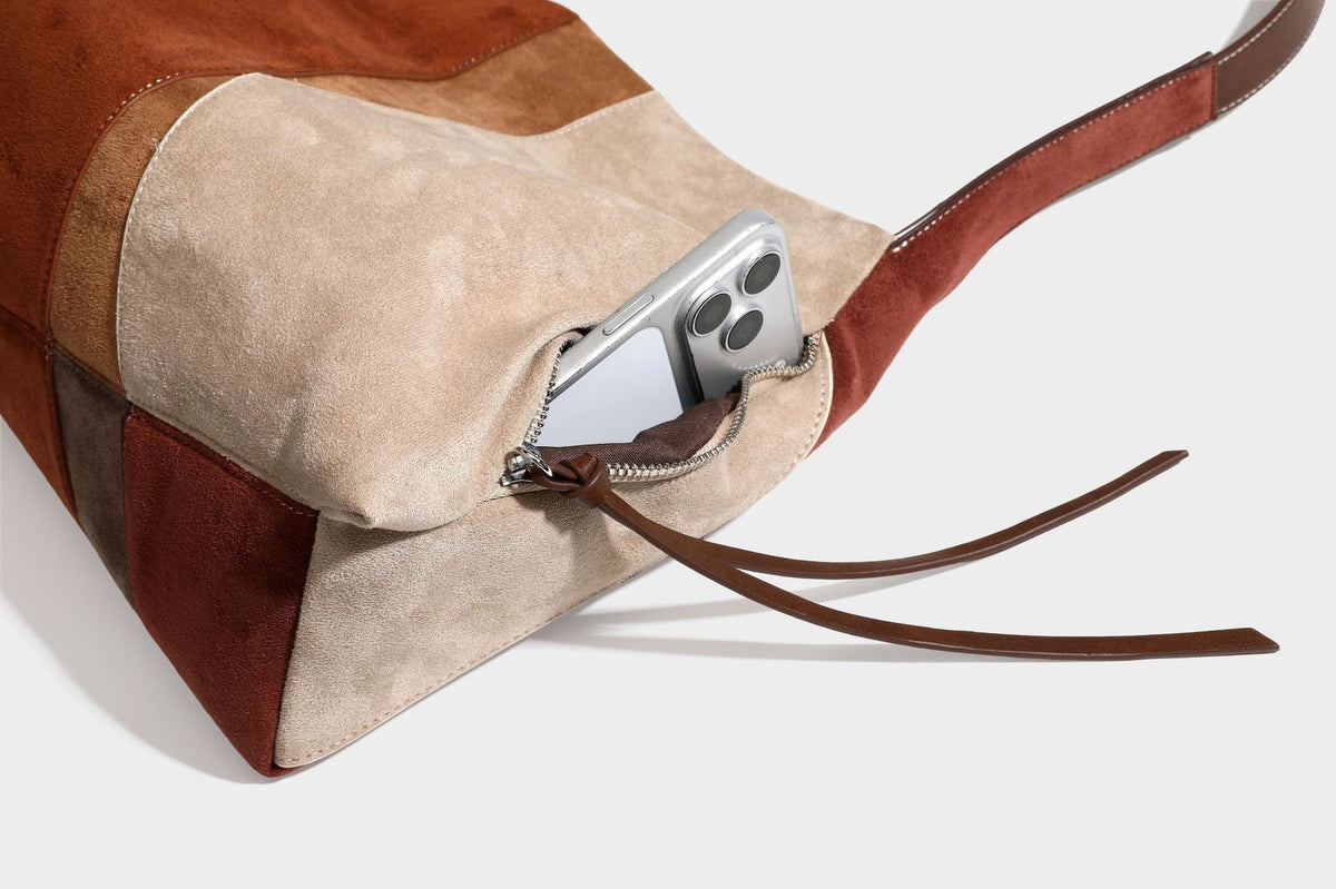 Weich fallende Patchwork-Tote in Braun, Rostrot, Camel und Beige aus Velourslederimitat mit Besatz in Lederoptik und verstellbarem Schulterriemen