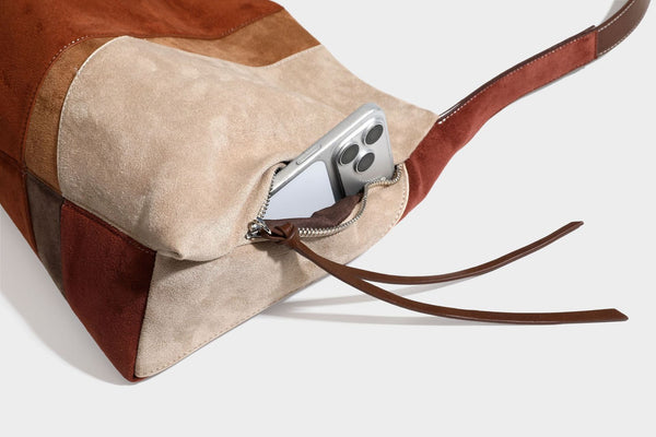 Weich fallende Patchwork-Tote in Braun, Rostrot, Camel und Beige aus Velourslederimitat mit Besatz in Lederoptik und verstellbarem Schulterriemen