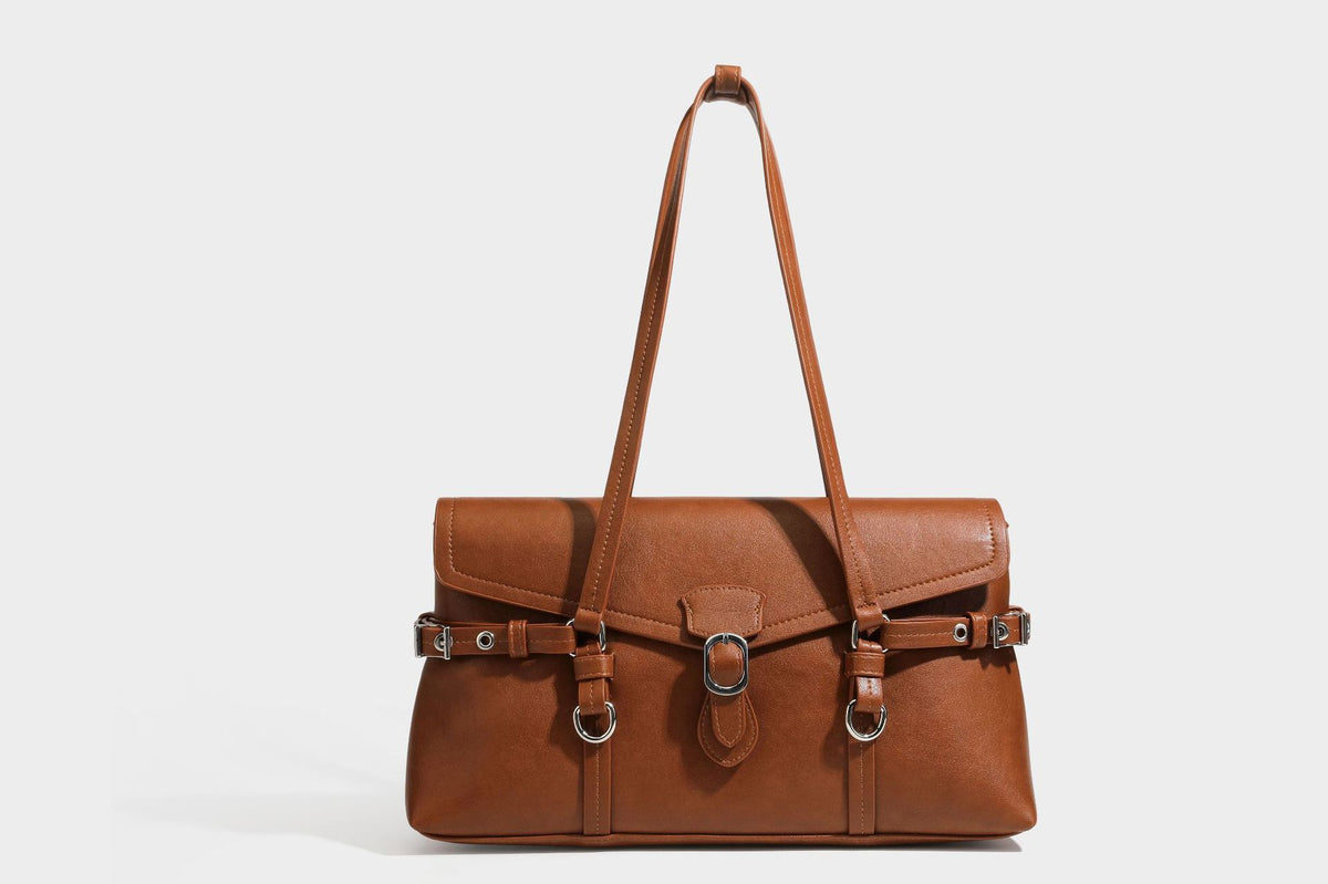 Strukturierte rechteckige Schultertasche mit Überschlagverschluss, vorderem Schnallengurt-Detail und ringförmigen Beschlägen in