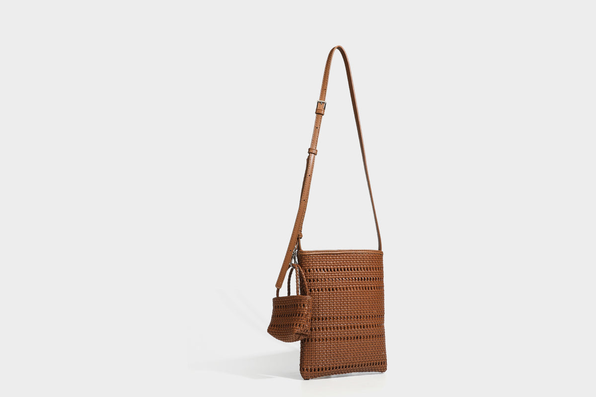 Kleine rechteckige Crossbody-Tasche aus offen geflochtenem Material mit passendem Mini-Täschchen und verstellbarem schmalem Riemen, Detailansicht 45