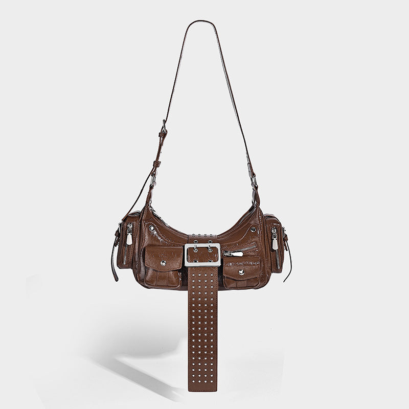 Halbmondförmige Schultertasche mit Lasche mit Nieten und Gürtelschnalle, mehreren Vordertaschen und silberfarbenen Metalldetails, Detailansicht 7