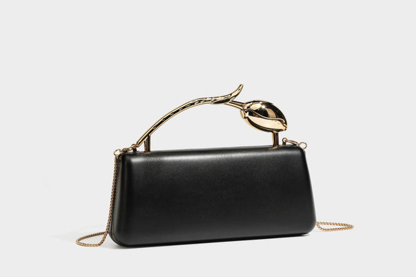 Formstabile, rechteckige Clutch mit Henkel in Rosenknospenform in Goldoptik und abnehmbarem Kettenriemen in Metallic-Optik, Detail