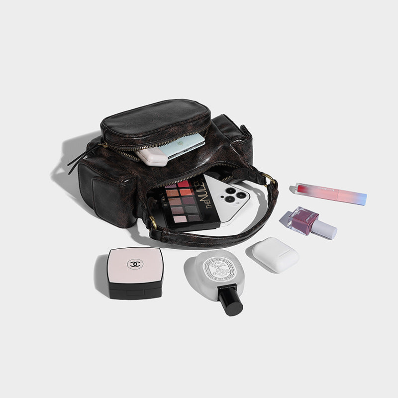Lässig fallende Schultertasche mit mehreren Fächern in Lederoptik, Used-Finish, vorderer Reißverschlusstasche, seitlichen Pattentaschen und goldfarbenen
