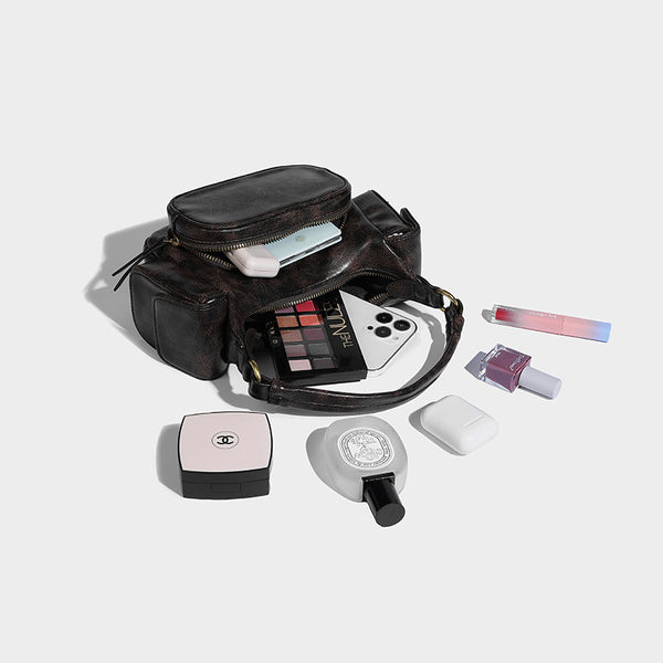 Lässig fallende Schultertasche mit mehreren Fächern in Lederoptik, Used-Finish, vorderer Reißverschlusstasche, seitlichen Pattentaschen und goldfarbenen