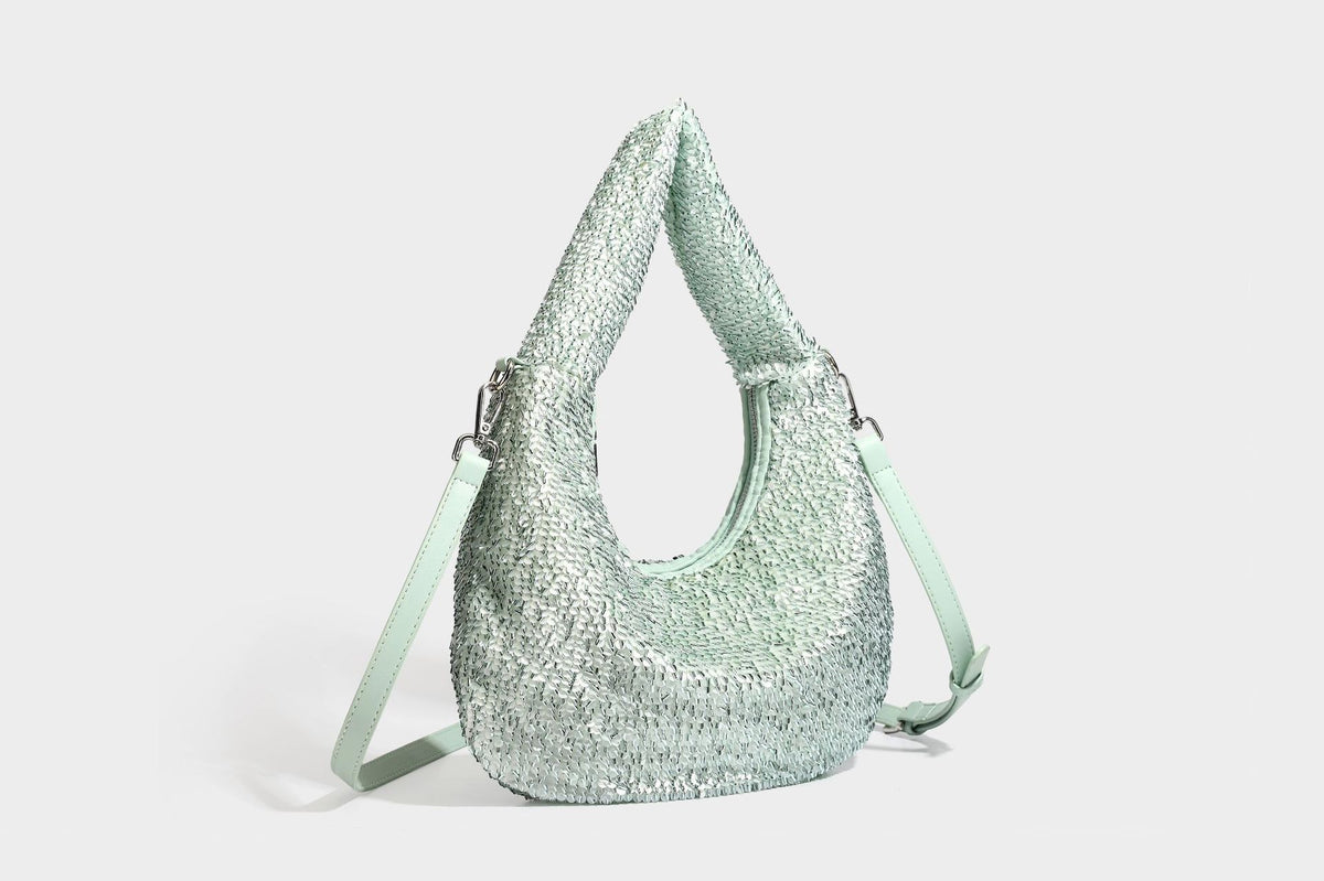 Lässig drapierte, tropfenförmige Hobo-Schultertasche mit durchgehendem Metallic-Paillettenbesatz und silberfarbenen Metalldetails, Detailansicht 25