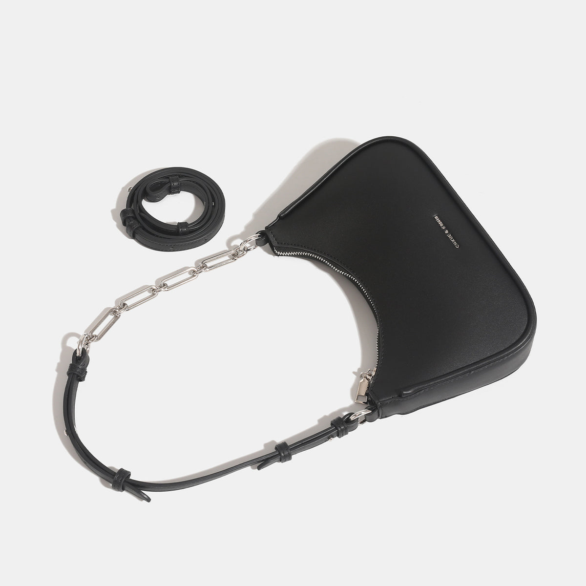 Kompakte Hobo-Schultertasche mit glatter Oberfläche in Lederoptik, Reißverschluss oben sowie einer Kombination aus silberfarbener Kette und verstellbarem Riemen