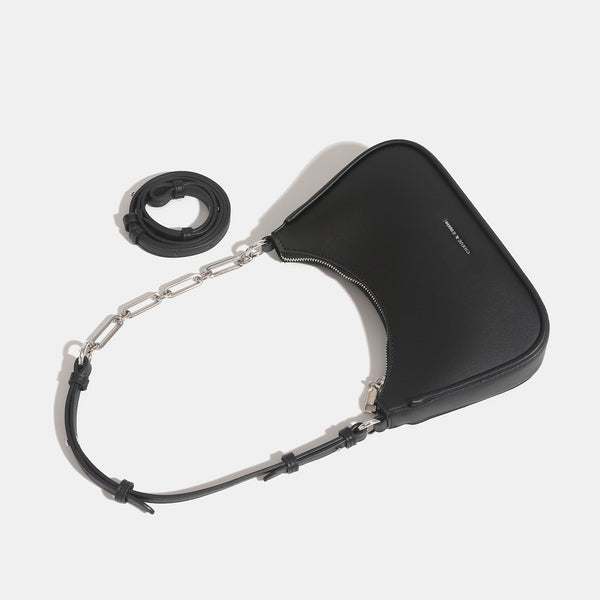 Kompakte Hobo-Schultertasche mit glatter Oberfläche in Lederoptik, Reißverschluss oben sowie einer Kombination aus silberfarbener Kette und verstellbarem Riemen