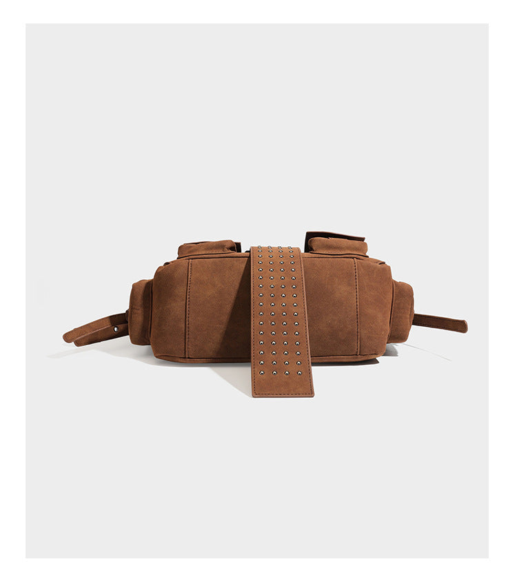 Braune matte Schultertasche in Velourslederoptik mit Nietenbeschlägen in Gunmetal, vorderer Schnallenlasche, Klappentaschen und verstellbarem Crossbody-Riemen