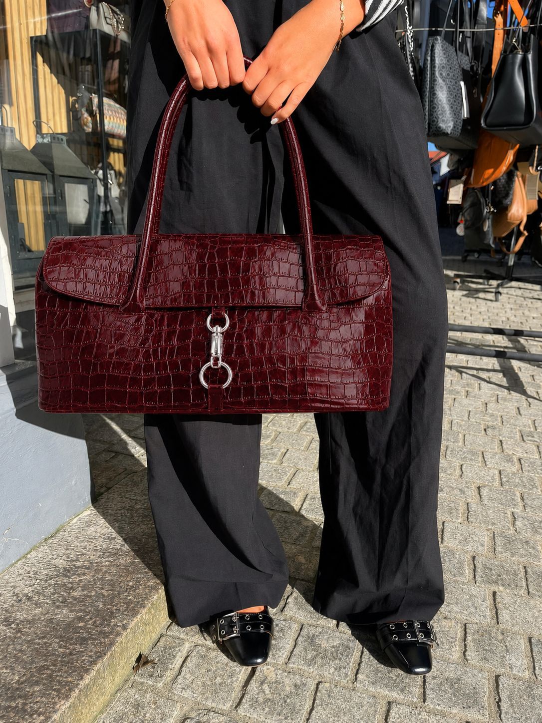 Glänzende, strukturierte Schultertasche mit Krokodilprägung und Überschlag, silberfarbenen Ring- und Knebelbeschlägen sowie zwei Tragegriffen – Detailansicht 10