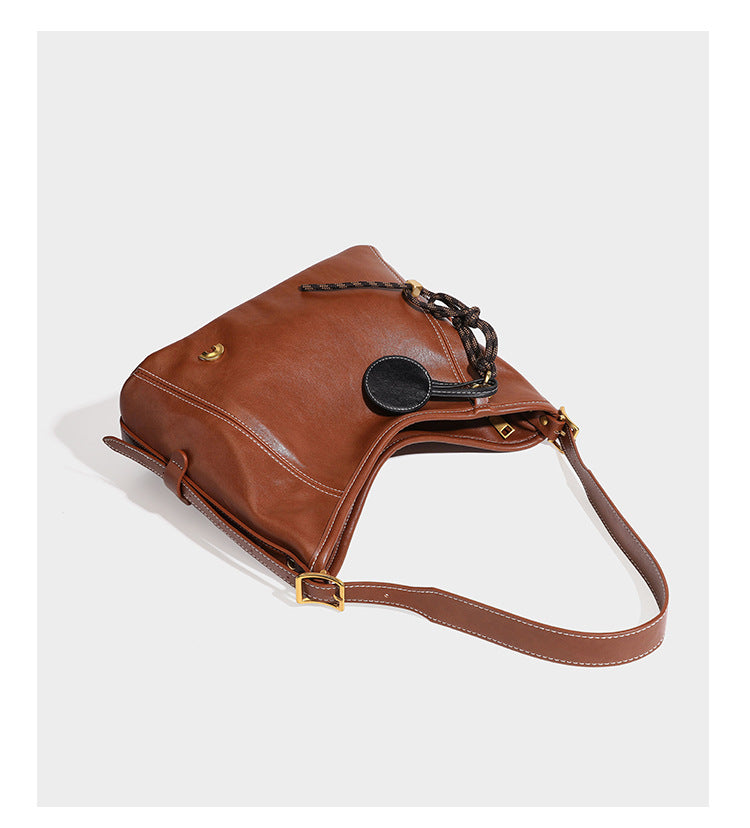 Lässig fallende Hobo-Schultertasche in glatter Lederoptik mit Kontrastnähten, antikgoldfarbenen Beschlägen und, Detail