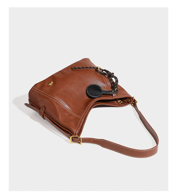 Lässig fallende Hobo-Schultertasche in glatter Lederoptik mit Kontrastnähten, antikgoldfarbenen Beschlägen und, Detail