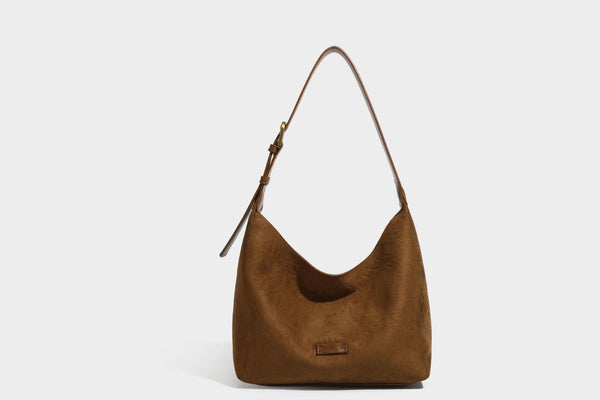 Dunkelbraune, weich fallende Hobo-Schultertasche mit strukturierter Oberfläche in Velourslederoptik, glatten Besätzen in Lederoptik und Details in Antikgoldoptik