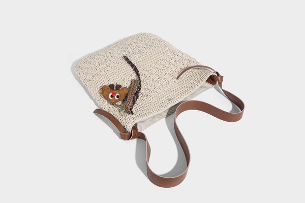 Lässige, gewebte Häkelschultertasche mit verstellbarem Schulterriemen in Cognac-Lederoptik und Druckknopfverschluss, Detailansicht 23