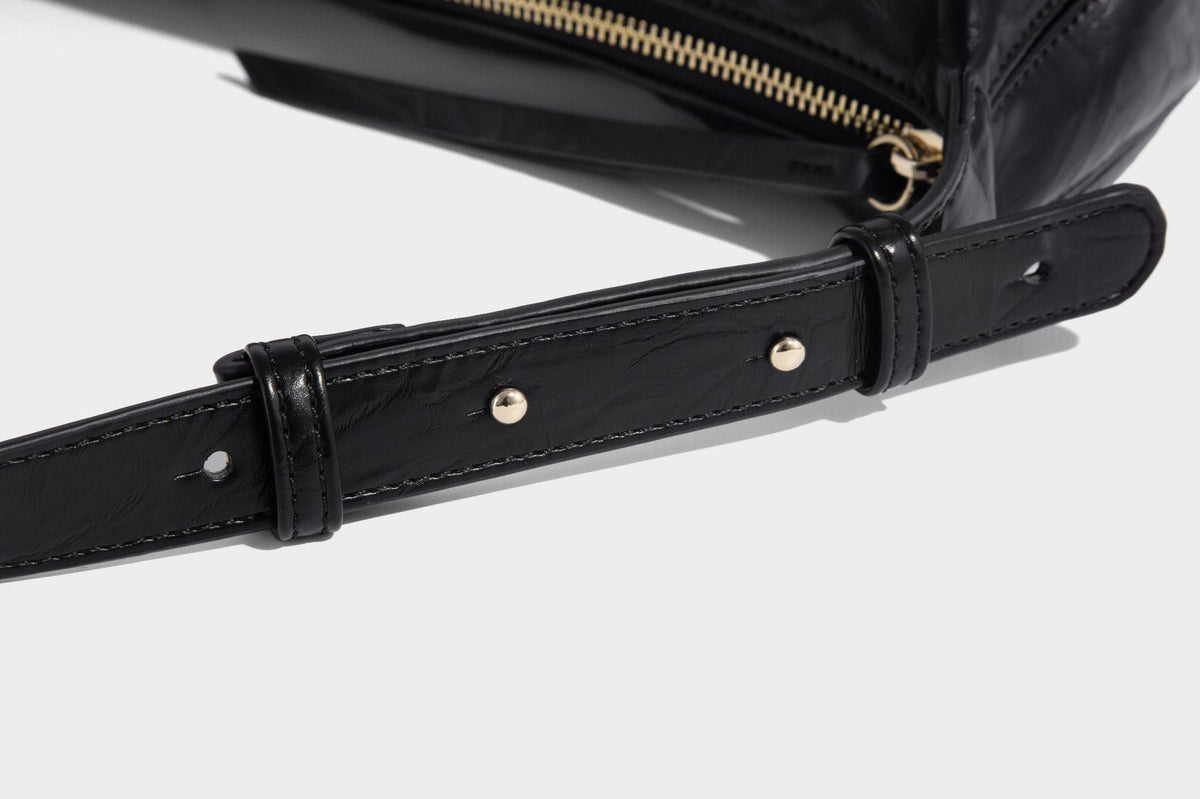 Glänzende, gekräuselte Halbmond-Schultertasche mit goldfarbenen Emblem-Beschlägen und verstellbarem Riemen, Detailansicht 19