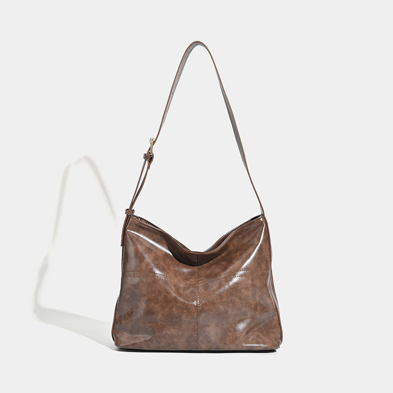 Lässig fallende Schulter-Tote-Bag in glänzender, Used-Lederoptik mit Reißverschluss oben und verstellbarem Riemen, Vorderansicht
