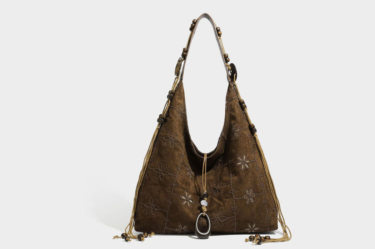 Dunkelbraune bestickte Hobo-Shopper-Tasche mit perlenverziertem Schulterriemen in Lederoptik, verknoteten Quastenbändern und ovalen Ringbeschlägen