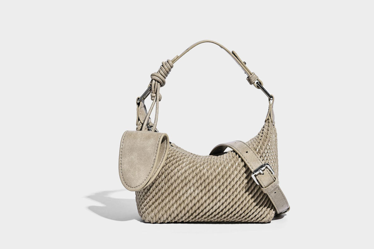 Hobo-Schultertasche in Halbmondform mit Webstruktur, geknotetem Tragegriff, befestigter kleiner Tasche mit Überschlag und verstellbarem Riemen in warmem