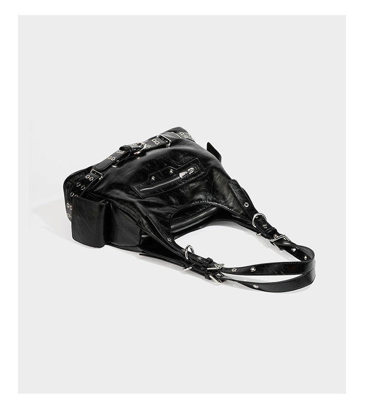 Große glänzende schwarze Hobo-Schultertasche mit silberfarbenem Ösen-Gürtelboden, Schnallenbeschlägen, vorderer Reißverschlusstasche und zwei …; Detailansicht