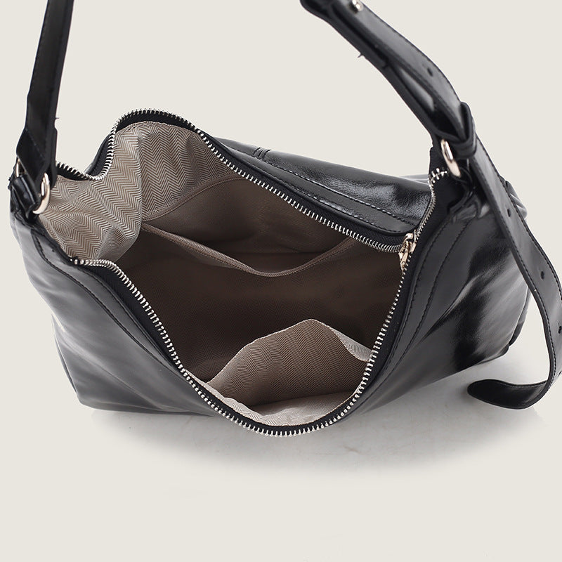 Glänzende Hobo-Schultertasche in Lederoptik mit silberfarbenem Schnallenverschluss und verstellbarem Riemen, Detailansicht 3