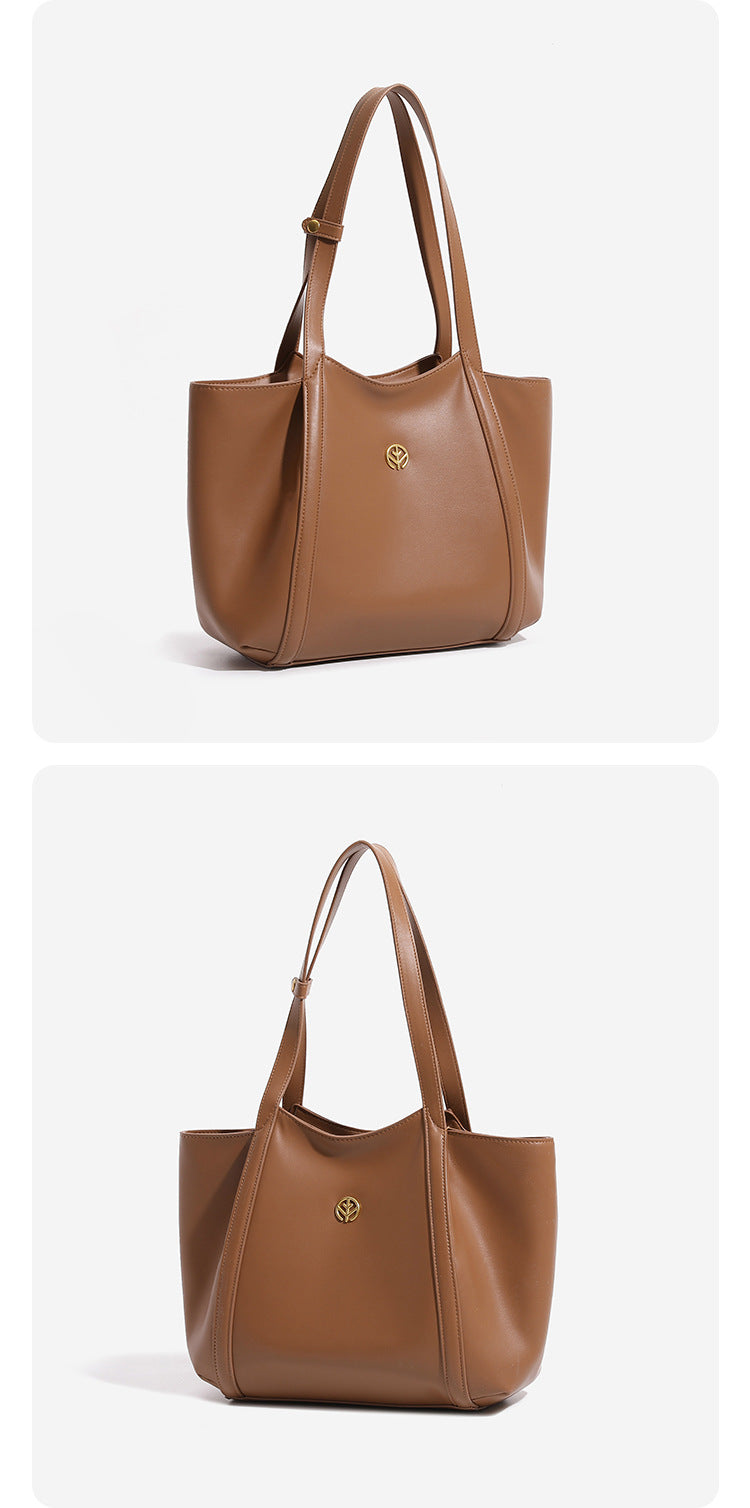 Strukturierte Tote-Bag in Lederoptik mit offenem Taschenabschluss, langen Schulterriemen und goldfarbenen runden Emblem-Details, Detailansicht 8