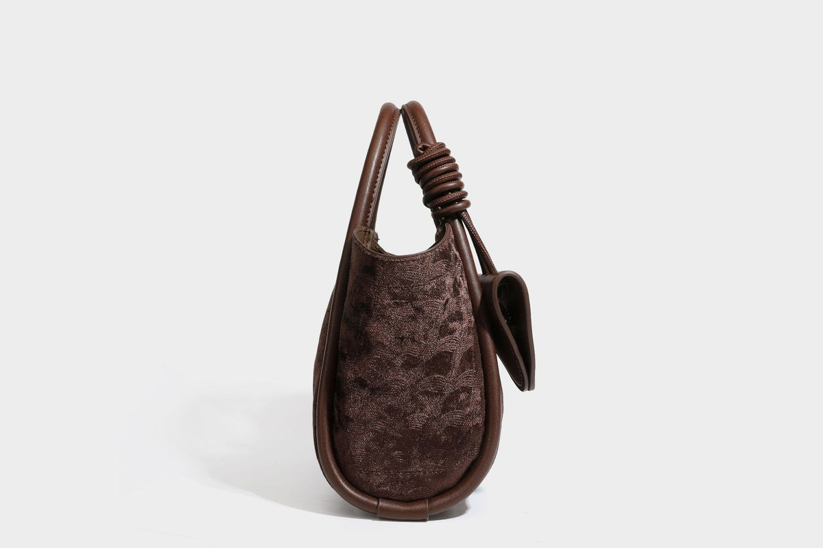 Kleine, strukturierte Henkeltasche mit samtartiger Oberfläche in Braun, geknoteten Henkeln, Fronttasche mit Klappe und abnehmbarem Detail