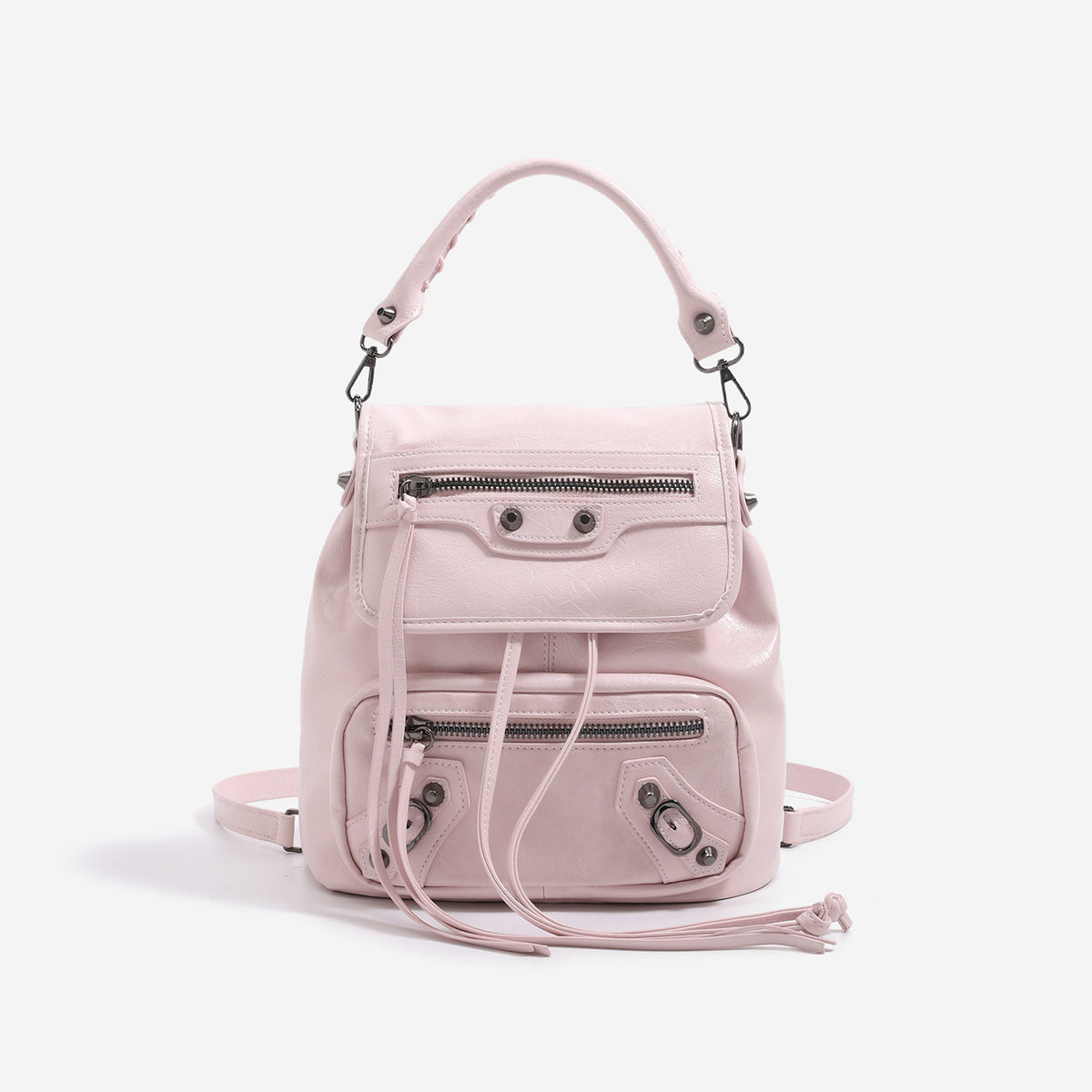 Kompakter Retro-Moto-Rucksack in Handtaschenform mit silberfarbenen Nieten, Reißverschlussfach auf der Vorderseite und Quasten an den Kordelzügen, Detailansicht 6