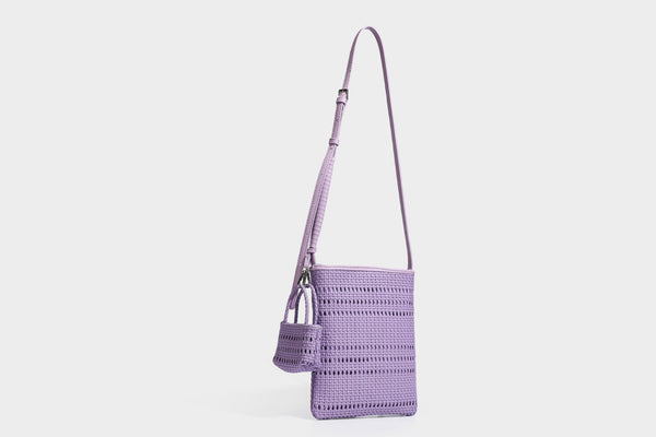 Kleine rechteckige Crossbody-Tasche aus offen geflochtenem Material mit passendem Mini-Täschchen und verstellbarem schmalem Riemen, Detailansicht 39