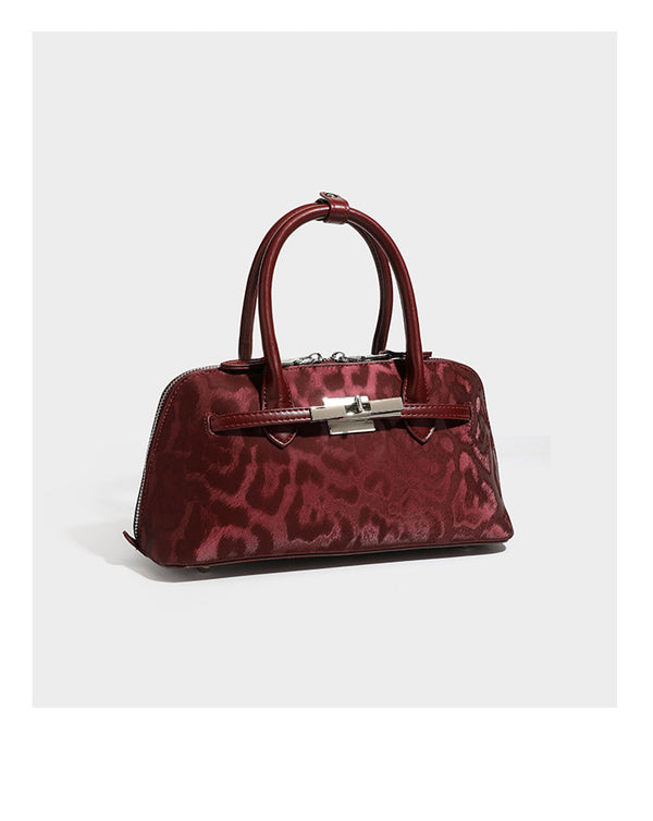 Strukturierte Henkeltasche mit tonal abgestimmtem Leopardenprint, Besatz in Lederoptik, gerollten Henkeln, vorderem Drehverschluss und