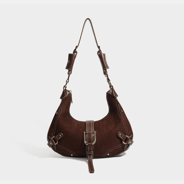 Sichelförmige Halbmond-Schultertasche in Camelbraun mit Velourslederoptik, weißen Kontrastnähten, goldfarbenen Schnallenbeschlägen und