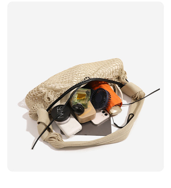 Lässig geformte, halbmondförmige Schultertasche aus gewebtem Mesh mit schwarchem Kordelzugverschluss und geripptem Strickriemen, Detailansicht 9