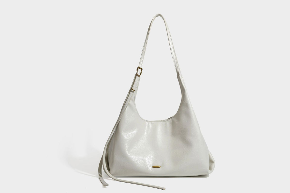 Locker fallende Hobo-Schultertasche mit offenem Oberteil aus glänzendem, geknautschtem Lederimitat in Dunkelbraun, mit schmalem verstellbarem Riemen und goldfarbenem
