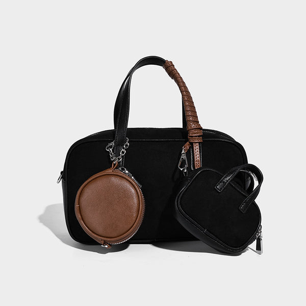Strukturierte Boston-Bowlingtasche in Veloursleder-Optik, dunkelbraun, mit Henkeln mit blauen Akzenten und abnehmbarem Mini-Rundtäschchen, Detailaufnahme