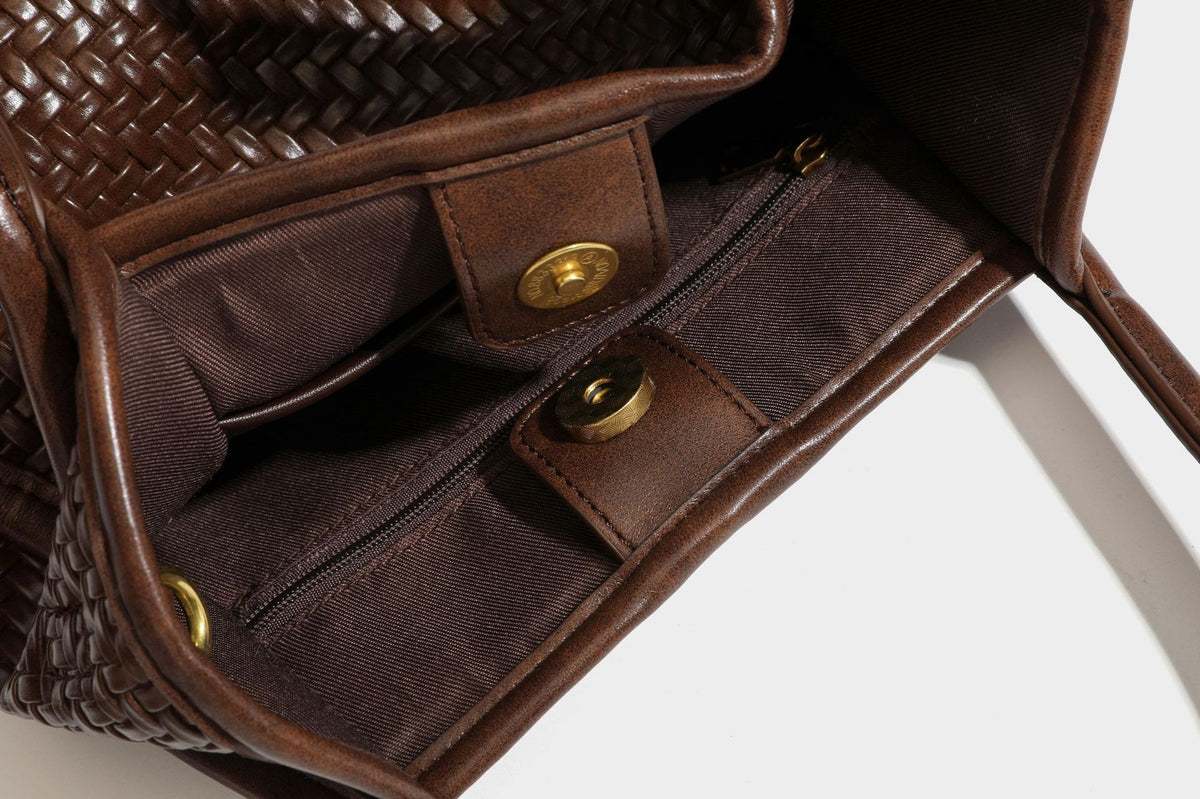 Strukturierte Tote-Bag mit Webstruktur in Braun, glattem Besatz in Lederoptik, geknoteten Henkeln und angehängtem Mini-Beutel mit Kordelzug
