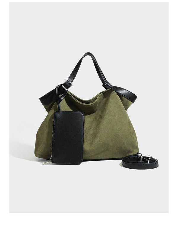 Lässig weich fallende olivgrüne Tote-Bag in Canvas-Optik mit Henkeln aus schwarzer Lederoptik, abnehmbarem Reißverschlusstäschchen und Beschlägen in Silberoptik