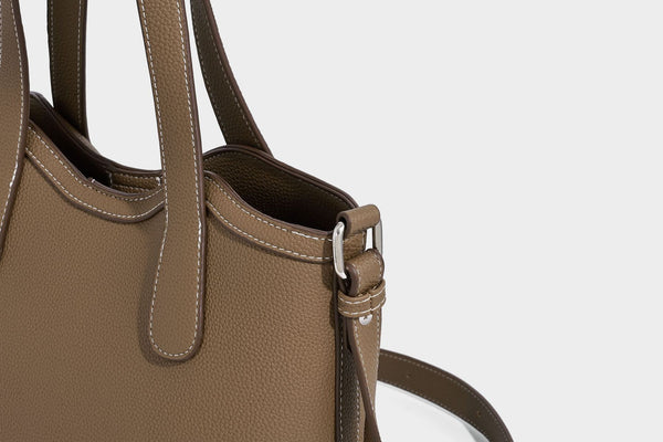 Formstabiler Shopper mit genarbter Oberfläche in Karamellbraun, zwei Henkeln, abnehmbarem Crossbody-Riemen und abnehmbarem Reißverschluss